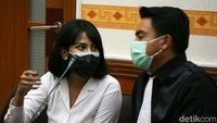 Vanessa menyebut sebanyak 6 butir pil xanax itu diperoleh dari eks pengacaranya, Abdul Malik, saat mengawal sidang Vanessa di PN Surabaya pada Mei 2019. Diketahui, saat itu Vanessa Angel dinyatakan bersalah dan menjalani penahanan terkait kasus prostitusi.