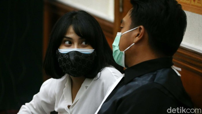 Vanessa Angel memberikan keterangan dalam lanjutan sidang kepemilikan pil xanax di PN Jakbar. Vanessa mengaku mengkonsumsi pil xanax di sel tahanan di Surabaya.