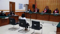 Dalam sidang ini, Vanessa Angel duduk sebagai terdakwa.