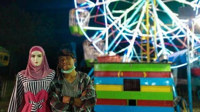 Saking cinta dengan pasangan manekinnya, pria ini sampai mengajaknya berkencan ke pasar malam. Foto: Instagram/@anam_chenel