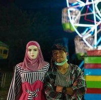 Saking cinta dengan pasangan manekinnya, pria ini sampai mengajaknya berkencan ke pasar malam. Foto: Instagram/@anam_chenel