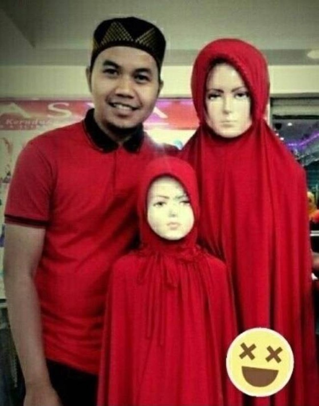 Potret keluarga kecil yang kompak. Tapi kok ekspresi wajah si ibu dan anaknya terlihat tidak bahagia ya? Foto: 1cak.com