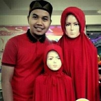 Potret keluarga kecil yang kompak. Tapi kok ekspresi wajah si ibu dan anaknya terlihat tidak bahagia ya? Foto: 1cak.com