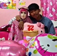 Pasti bahagia banget nih rasanya bisa merayakan ulang tahun bersama pasangan seperti pria yang satu ini. Foto: Instagram/@anam_chenel