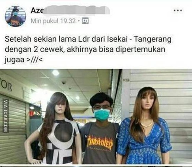 Pacarmu cuma satu? Kalah dong sama pria yang satu ini. Walaupun LDR, tapi pacarnya ada 2 loh dan cantik-cantik pula.. Foto: 1cak.com