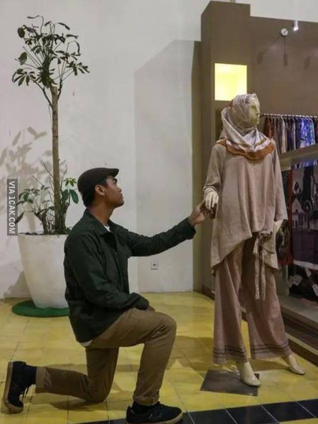 Akibat terlalu lama hidup melajang, pria ini sampai mengharapkan cinta dari manekin. Tapi sayang, manekinnya saja menolak dan tidak mau menatap si pria.. Foto: 1cak.com
