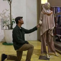 Akibat terlalu lama hidup melajang, pria ini sampai mengharapkan cinta dari manekin. Tapi sayang, manekinnya saja menolak dan tidak mau menatap si pria.. Foto: 1cak.com