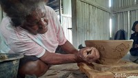 Mama Barbie membuat sendiri semua gerabah di rumah.