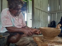 Ini Barbalina Ebalkoi atau biasa di panggil mama Barbie, seorang perajin gerabah di Kampung Abar. Ini Barbalina Ebalkoi atau biasa di panggil mama Barbie, seorang perajin gerabah di Kampung Abar.