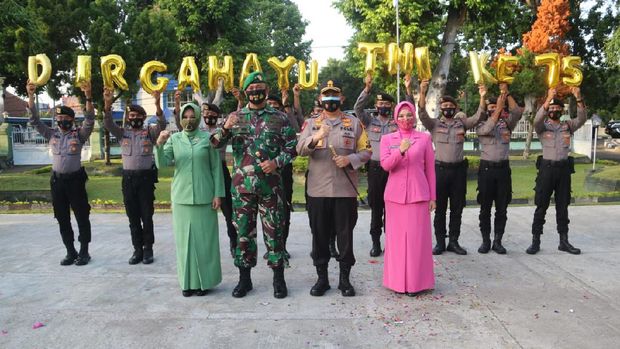 Kapolda NTB Irjen M Iqbal rayakan HUT TNI ke-75 bersama 162/Wira Bhakti, Brigjen TNI Ahmad Rizal Ramdhani