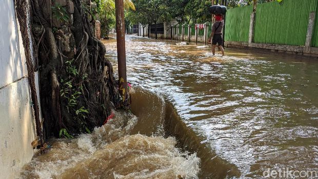 Hujan deras yang guyur Jakarta pada Minggu (4/10) malam menyebabkan sejumlah kawasan Ibu Kota terendam banjir. Salah satunya di kawasan Petogogan.