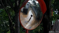 Namun, guna menghindari barang bawaan basah akibat banjir, warga memilih memanggul barang bawaan mereka saat melintasi kawasan yang terendam tersebut.
