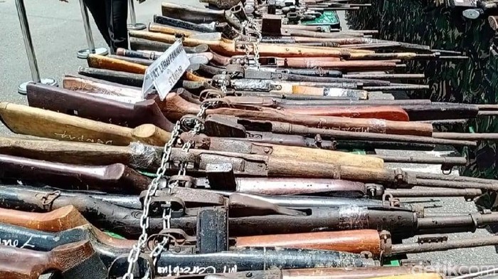 Kodam Pattimura memusnahkan ratusan senjata api sisa konflik.