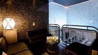  Ruangan di restoran memiliki meja panjang dengan delapan tempat duduk. 