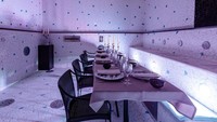 Untuk menarik pengunjung, hotel tersebut mengosongkan kolam renangnya menjadi restoran ekslusif untuk para tamu. 