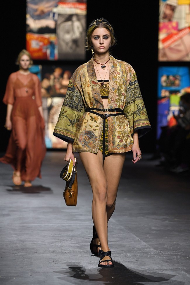 Rumah mode Christian Dior memamerkan koleksi spring/summer 2021 di Paris Fashion Week, Selasa (29/09/2020). Dan pertama kalinya Dior mengangkat Kain tenun Endek khas Bali di beberapa koleksi terbarunya ini. Foto: Getty Images/Pascal Le Segretain  