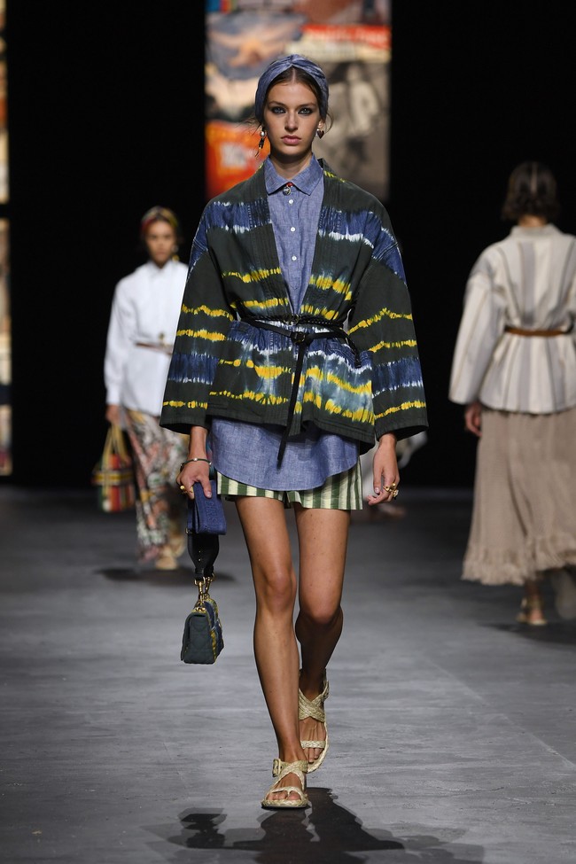 Rumah mode Christian Dior memamerkan koleksi spring/summer 2021 di Paris Fashion Week, Selasa (29/09/2020). Dan pertama kalinya Dior mengangkat Kain tenun Endek khas Bali di beberapa koleksi terbarunya ini.  Foto: Getty Images/Pascal Le Segretain  