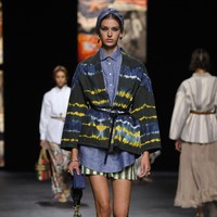 Rumah mode Christian Dior memamerkan koleksi spring/summer 2021 di Paris Fashion Week, Selasa (29/09/2020). Dan pertama kalinya Dior mengangkat Kain tenun Endek khas Bali di beberapa koleksi terbarunya ini.  Foto: Getty Images/Pascal Le Segretain  