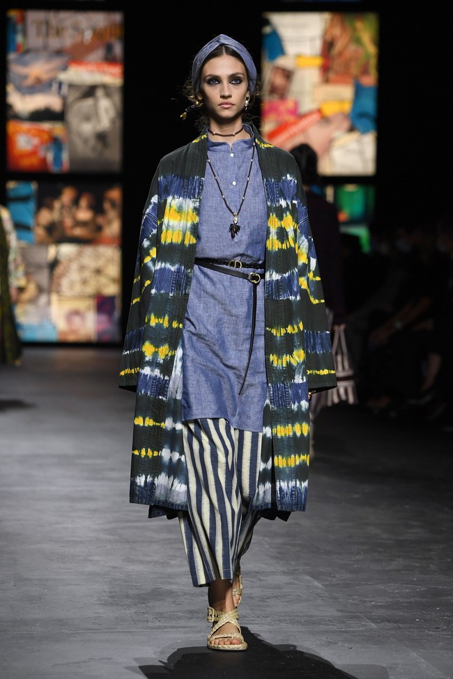 Rumah mode Christian Dior memamerkan koleksi spring/summer 2021 di Paris Fashion Week, Selasa (29/09/2020). Dan pertama kalinya Dior mengangkat Kain tenun Endek khas Bali di beberapa koleksi terbarunya ini.  Foto: Getty Images/Pascal Le Segretain  