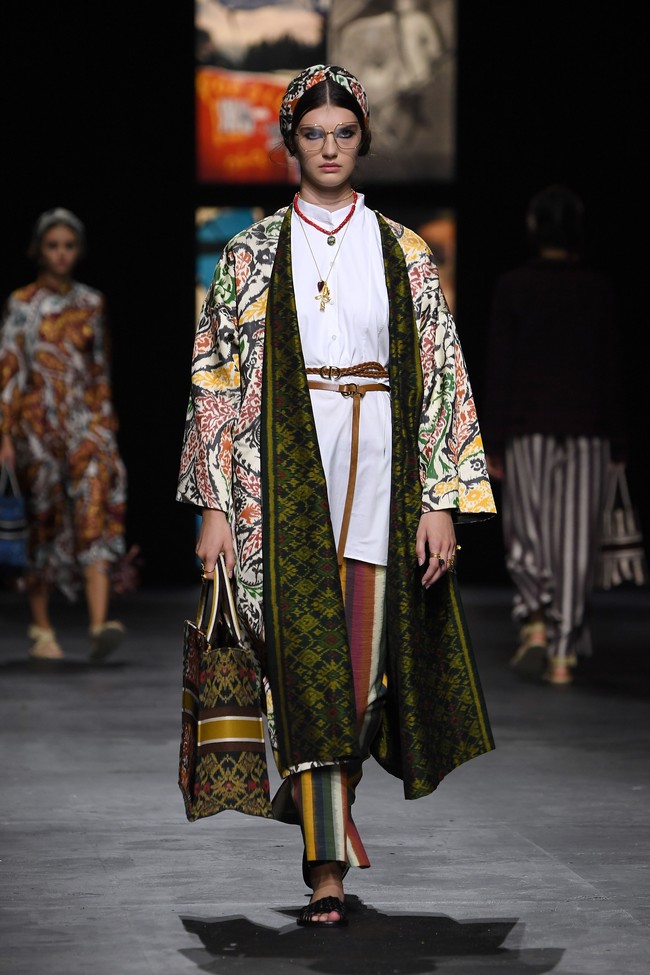 Rumah mode Christian Dior memamerkan koleksi spring/summer 2021 di Paris Fashion Week, Selasa (29/09/2020). Dan pertama kalinya Dior mengangkat Kain tenun Endek khas Bali di beberapa koleksi terbarunya ini.  Foto: Getty Images/Pascal Le Segretain  