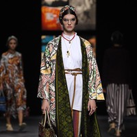 Rumah mode Christian Dior memamerkan koleksi spring/summer 2021 di Paris Fashion Week, Selasa (29/09/2020). Dan pertama kalinya Dior mengangkat Kain tenun Endek khas Bali di beberapa koleksi terbarunya ini.  Foto: Getty Images/Pascal Le Segretain  