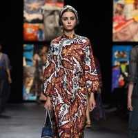 Rumah mode Christian Dior memamerkan koleksi spring/summer 2021 di Paris Fashion Week, Selasa (29/09/2020). Dan pertama kalinya Dior mengangkat Kain tenun Endek khas Bali di beberapa koleksi terbarunya ini.  Foto: Getty Images/Pascal Le Segretain