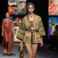 Rumah mode Christian Dior memamerkan koleksi spring/summer 2021 di Paris Fashion Week, Selasa (29/09/2020). Dan pertama kalinya Dior mengangkat Kain tenun Endek khas Bali di beberapa koleksi terbarunya ini. Foto: Getty Images/Pascal Le Segretain  