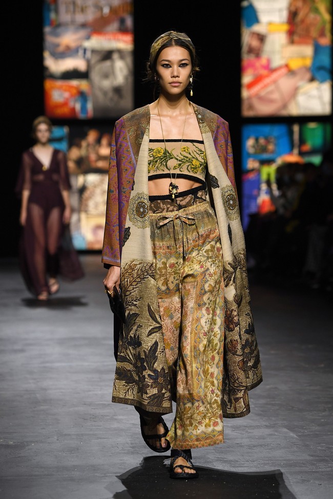 Rumah mode Christian Dior memamerkan koleksi spring/summer 2021 di Paris Fashion Week, Selasa (29/09/2020). Dan pertama kalinya Dior mengangkat Kain tenun Endek khas Bali di beberapa koleksi terbarunya ini. Foto: Getty Images/Pascal Le Segretain  