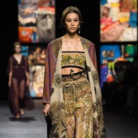 Rumah mode Christian Dior memamerkan koleksi spring/summer 2021 di Paris Fashion Week, Selasa (29/09/2020). Dan pertama kalinya Dior mengangkat Kain tenun Endek khas Bali di beberapa koleksi terbarunya ini. Foto: Getty Images/Pascal Le Segretain  