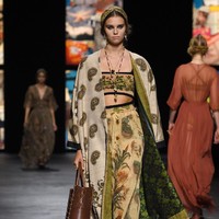 Rumah mode Christian Dior memamerkan koleksi spring/summer 2021 di Paris Fashion Week, Selasa (29/09/2020). Dan pertama kalinya Dior mengangkat Kain tenun Endek khas Bali di beberapa koleksi terbarunya ini. Foto: Getty Images/Pascal Le Segretain  