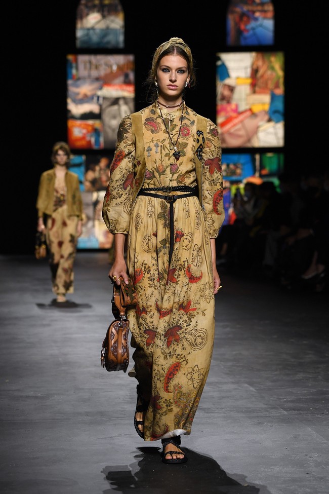 Rumah mode Christian Dior memamerkan koleksi spring/summer 2021 di Paris Fashion Week, Selasa (29/09/2020). Dan pertama kalinya Dior mengangkat Kain tenun Endek khas Bali di beberapa koleksi terbarunya ini. Foto: Getty Images/Pascal Le Segretain  