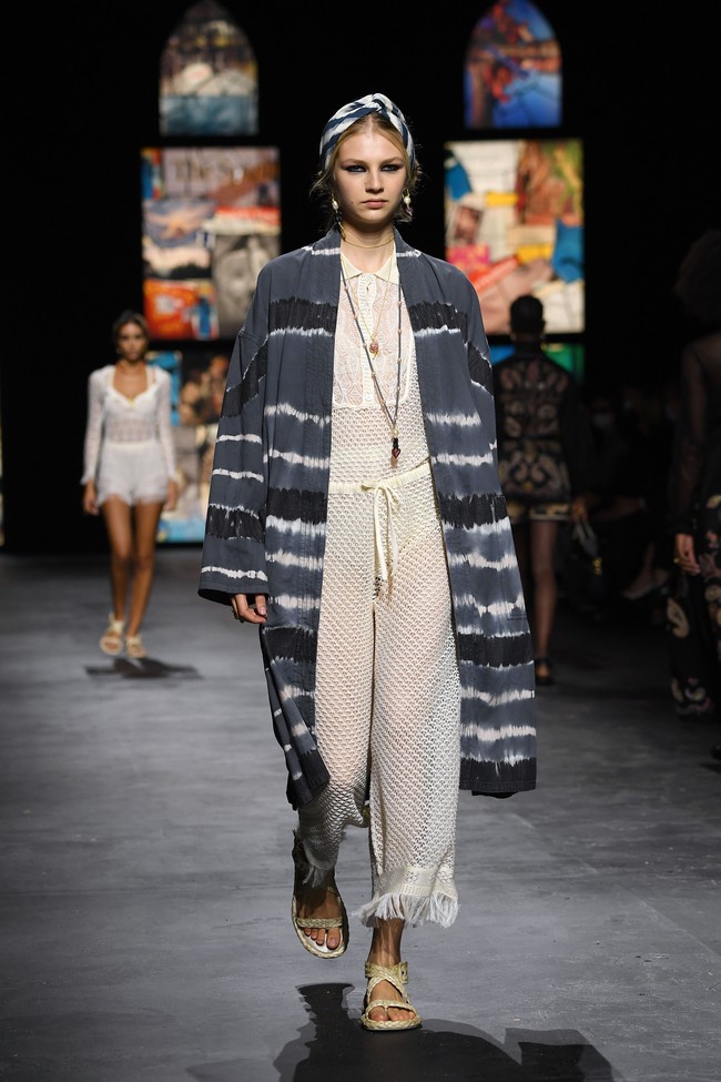 Rumah mode Christian Dior memamerkan koleksi spring/summer 2021 di Paris Fashion Week, Selasa (29/09/2020). Dan pertama kalinya Dior mengangkat Kain tenun Endek khas Bali di beberapa koleksi terbarunya ini. Foto: Getty Images/Pascal Le Segretain  