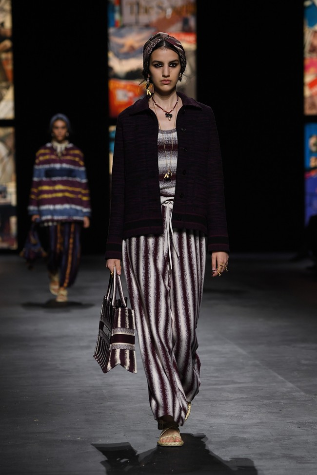 Rumah mode Christian Dior memamerkan koleksi spring/summer 2021 di Paris Fashion Week, Selasa (29/09/2020). Dan pertama kalinya Dior mengangkat Kain tenun Endek khas Bali di beberapa koleksi terbarunya ini.  Foto: Getty Images/Pascal Le Segretain  