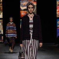 Rumah mode Christian Dior memamerkan koleksi spring/summer 2021 di Paris Fashion Week, Selasa (29/09/2020). Dan pertama kalinya Dior mengangkat Kain tenun Endek khas Bali di beberapa koleksi terbarunya ini.  Foto: Getty Images/Pascal Le Segretain  