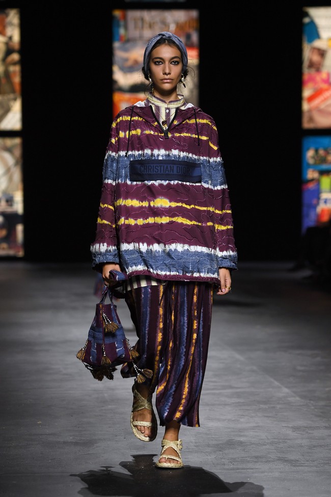 Rumah mode Christian Dior memamerkan koleksi spring/summer 2021 di Paris Fashion Week, Selasa (29/09/2020). Dan pertama kalinya Dior mengangkat Kain tenun Endek khas Bali di beberapa koleksi terbarunya ini.  Foto: Getty Images/Pascal Le Segretain  