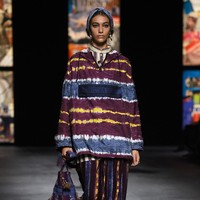 Rumah mode Christian Dior memamerkan koleksi spring/summer 2021 di Paris Fashion Week, Selasa (29/09/2020). Dan pertama kalinya Dior mengangkat Kain tenun Endek khas Bali di beberapa koleksi terbarunya ini.  Foto: Getty Images/Pascal Le Segretain  