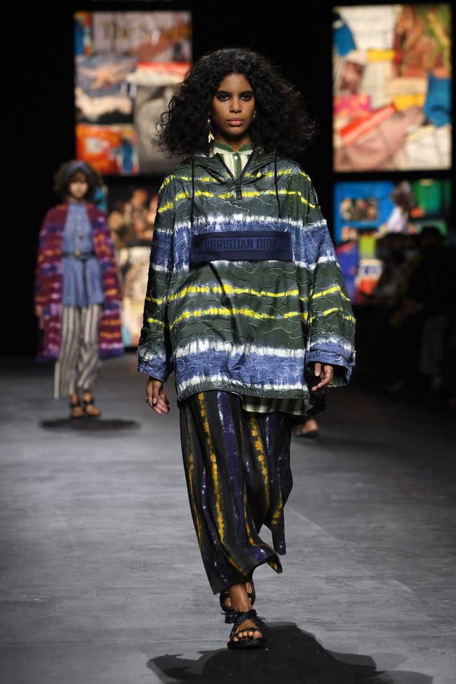 Rumah mode Christian Dior memamerkan koleksi spring/summer 2021 di Paris Fashion Week, Selasa (29/09/2020). Dan pertama kalinya Dior mengangkat Kain tenun Endek khas Bali di beberapa koleksi terbarunya ini. Foto: Getty Images/Pascal Le Segretain  