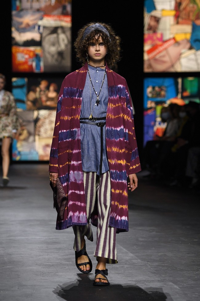 Rumah mode Christian Dior memamerkan koleksi spring/summer 2021 di Paris Fashion Week, Selasa (29/09/2020). Dan pertama kalinya Dior mengangkat Kain tenun Endek khas Bali di beberapa koleksi terbarunya ini. Foto: Getty Images/Pascal Le Segretain  