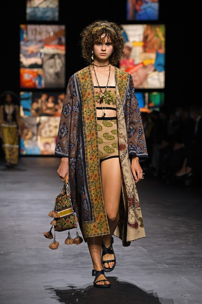 Rumah mode Christian Dior memamerkan koleksi spring/summer 2021 di Paris Fashion Week, Selasa (29/09/2020). Dan pertama kalinya Dior mengangkat Kain tenun Endek khas Bali di beberapa koleksi terbarunya ini. Foto: Getty Images/Pascal Le Segretain  