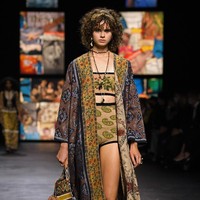 Rumah mode Christian Dior memamerkan koleksi spring/summer 2021 di Paris Fashion Week, Selasa (29/09/2020). Dan pertama kalinya Dior mengangkat Kain tenun Endek khas Bali di beberapa koleksi terbarunya ini. Foto: Getty Images/Pascal Le Segretain  