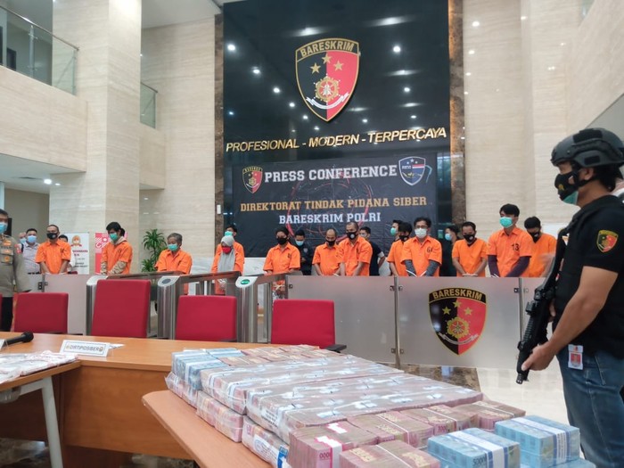 Konferensi pers kasus pembobolan bank yang rugikan Rp 146 M di Mabes Polri
