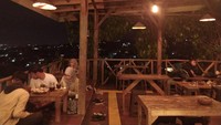 Untuk bisa menikmati pemandangan indah Kota Bandung, lebih baik datang saat golden hour sekitar 17.00 WIB hingga menjelang malam. Kopi Kiwari memiliki jam operasional dari pukul 14.00 - 22.00 WIB. (Siti Fatimah/detikcom)