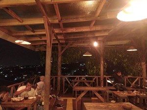 Ini Tempat Ngopi Asyik dengan Pemandangan City Light Bandung