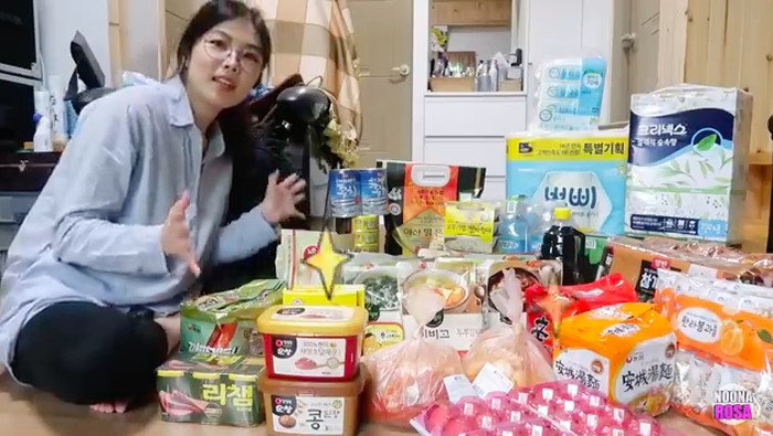 Korsel Beri Paket Rp 5 Juta untuk Isolasi Mandiri, Isinya Makanan Enak!