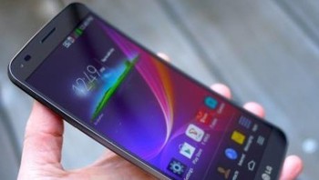 LG G Flex adalah ponsel lainnya yang mengusung desain layar melengkung. Ponsel ini juga digadang bisa menyembuhkan sendiri goresan di bagian belakangnya. Foto: detikINET