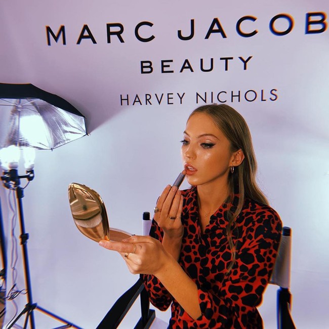 Sebelumnya Lila Moss juga pernah bekerja dengan Marc Jacobs ketika menjadi model Marc Jacobs Beauty. Sang desainer sendiri sudah terpesona dengan gadis ini bahkan sejak Lila masih kecil. Karakter Lila yang kuat, sikap, dan kecantikannya sudah menonjol, kata Marc. Foto: Instagam @lilamoss