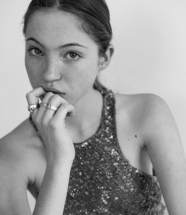 Selain Marc Jacobs, Lila Moss juga menjadi model untuk rumah busana Mui Mui dan Chanel. Foto: Instagam @lilamoss