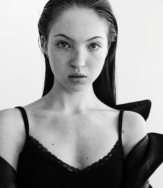 Lila Moss baru saja berulang tahun ke-18 pada 29 September lalu. Tertangkap paparazi merayakan pertambahan usia dengan sang ibu, remaja tersebut tentu disandingkan dengan ibunya yang dulu supermodel. Foto: Instagam @lilamoss