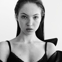 Lila Moss baru saja berulang tahun ke-18 pada 29 September lalu. Tertangkap paparazi merayakan pertambahan usia dengan sang ibu, remaja tersebut tentu disandingkan dengan ibunya yang dulu supermodel. Foto: Instagam @lilamoss