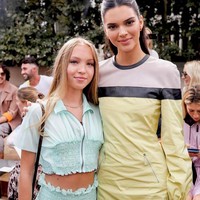 Tumbuh di lingkungan yang dekat dengan dunia hiburan, Lila Moss punya teman-teman pesohor. Ia diketahui pernah menghadiri pernikahan Marc Jacobs hingga diundang ke pernikahan Putri Eugenie. Lila pun cukup dengan dengan sesama model Gigi Hadid dan Kendall Jenner. Foto: Instagam @lilamoss